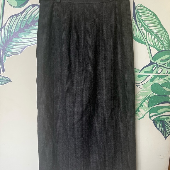 Harvé Barnard Skirt - Picture 3 of 3